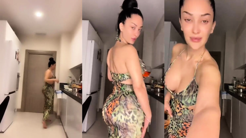 zemheri tango seksi elbisesiyle mutfakta kalçasını okşayıp içki içiyor