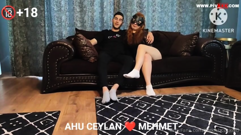 TurkishCuckold’un maskeli karısı adamla ateşli sikişiyor