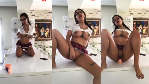 shawty tango’da amını parmaklayıp dildo sokuyor