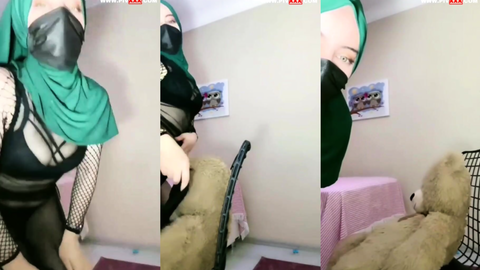türbanlı boncuk teddy bear’ı okşayıp kalçasını açıyor