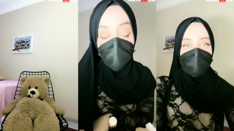 türbanlı boncuk teddy bear’ı bacaklarına sürterek inliyor