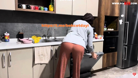 Fatma ile Her Telden’de türbanlı kadın mutfakta bulaşık yıkıyor