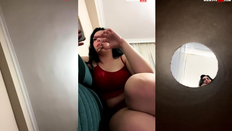 cansu tango kalçalarını açıp glory hole’dan gösteriyor