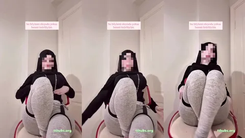 Türbanlı kadın sandalyede oturmuş kameraya doğru pozlar veriyor