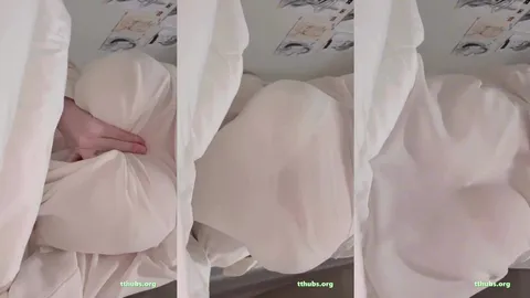 Beyaz tülbentli kişi odada vücut hatlarını gösteriyor