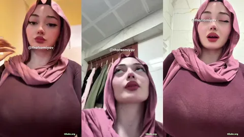 Türbanlı hatun banyoda kameraya öpücük atıp göz kırparak poz veriyor
