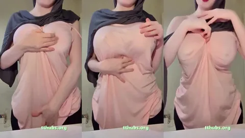 Türbanlı Ela pembe üstüyle göğüslerini avuçlayıp kıvırtıyor