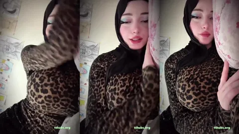 Türbanlı leoparlı hatun perde arkasında tek başına poz veriyor
