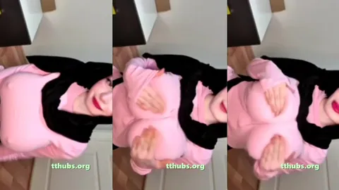 Göğüslerine dokunan türbanlı kadın pembe kıyafetle