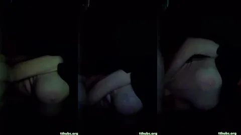Karanlık odada domalan kişi vücudunu kameraya gösteriyor