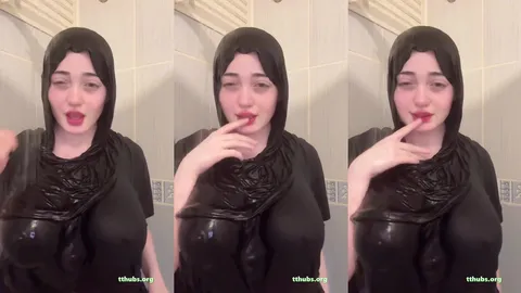 Türbanlı hatun banyoda ıslak siyah tişörtle göğüslerini okşuyor
