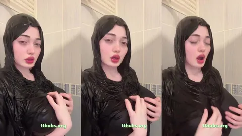 Türbanlı kadın banyoda ıslak siyah giysiyle poz veriyor