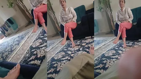 Ayak fetişli ensest oğul annesinin ayaklarını gizlice çekiyor