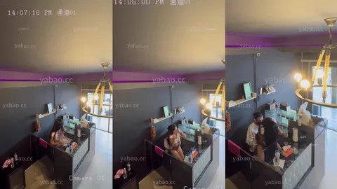 Evli patron kadın dükkanda kasadaki elemanın kucağında sikiliyor