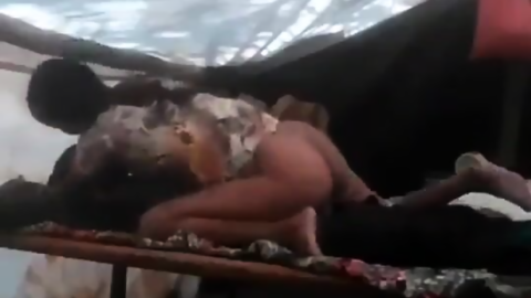 Kürt kuzenler köyde çadırda kucakta sikişiyor çadır sallanıyor