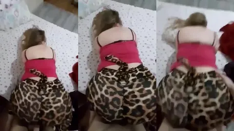 Leopar taytını yırtıp olgun kadının amını sert sikiyor