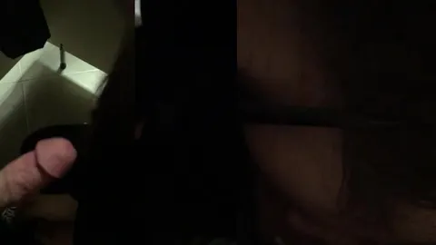 Gözlüklü üniversiteli kız okul tuvaletinde sakso çekiyor