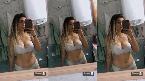 Avatarkado banyo aynasında iç çamaşırıyla kendini çekiyor