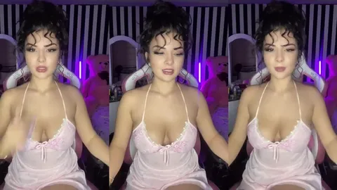 Yeliz geceliğe sığmayan büyük memeleriyle yayında azdırıyor