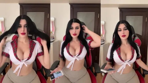 Dul Merve liseli tişörtünden taşan dik memelerini gösteriyor