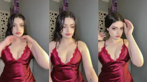 Beyaz tenli Elif kırmızı elbiseyle yayında dekolte veriyor
