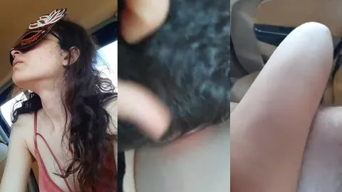 Arabada yayın açıp sik üstünde zıplayarak orgazm oluyor
