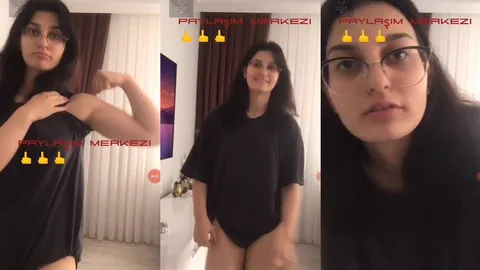 Gözlüklü kız şarkı açıp kalın bacaklarını sergiliyor