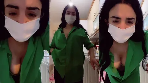 Mutfakta yayın açan kürt kadın dekolte verip inliyor
