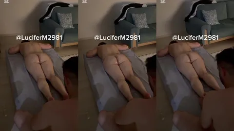 Çıplak uzanan evli kadının ayaklarına masaj yapıyor