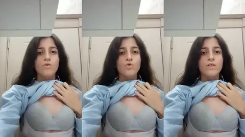 Sütyenini gösterip sevgilisine atıyor