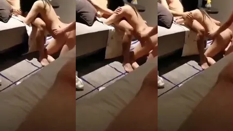 Sevgilisini iki erkeğe siktirip kendi izliyor