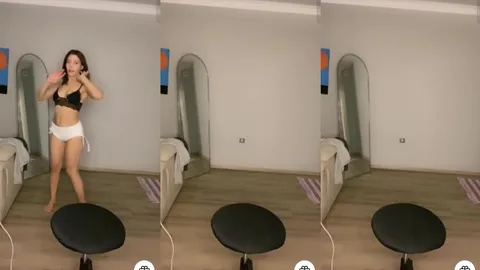 Sıkı kalçalı kaltak kısacık şortla dekolte veriyor