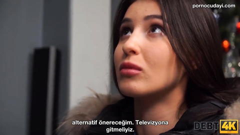 Sarışın kız, arabada ev sahibinin penisini yalıyor, ardından ödeme yapıyor — Türkçe Altyazılı